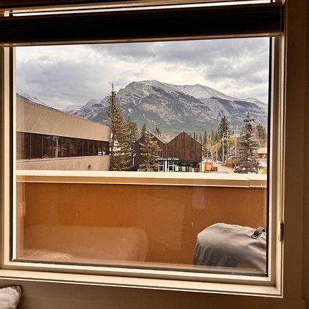 Ravens Crest Lodge - Stunning Views Perfectly Located On Main Street Canmore Extérieur photo