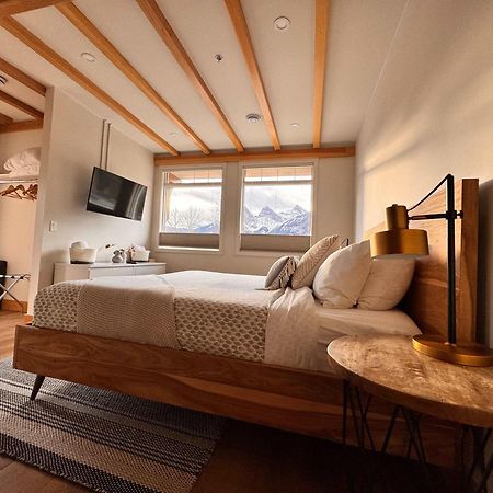 Ravens Crest Lodge - Stunning Views Perfectly Located On Main Street Canmore Extérieur photo