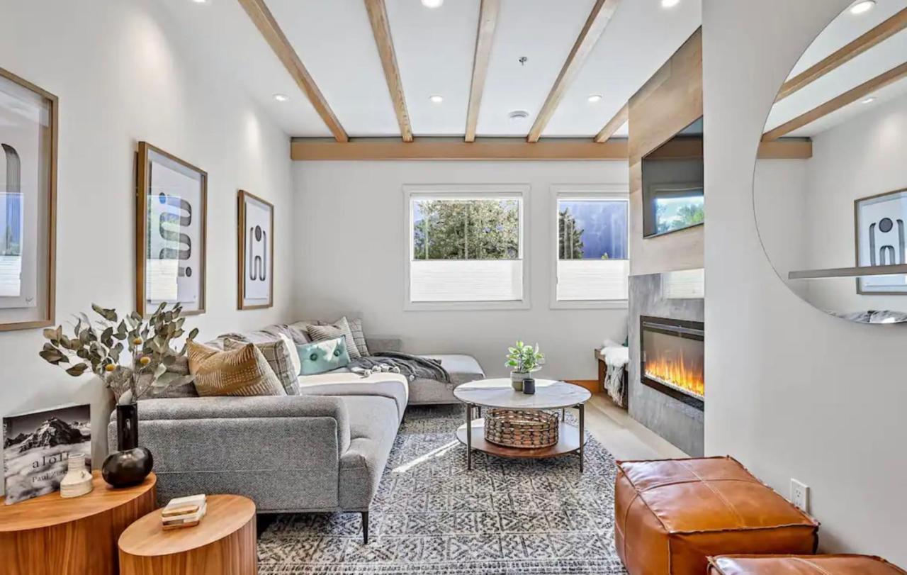 Ravens Crest Lodge - Stunning Views Perfectly Located On Main Street Canmore Extérieur photo