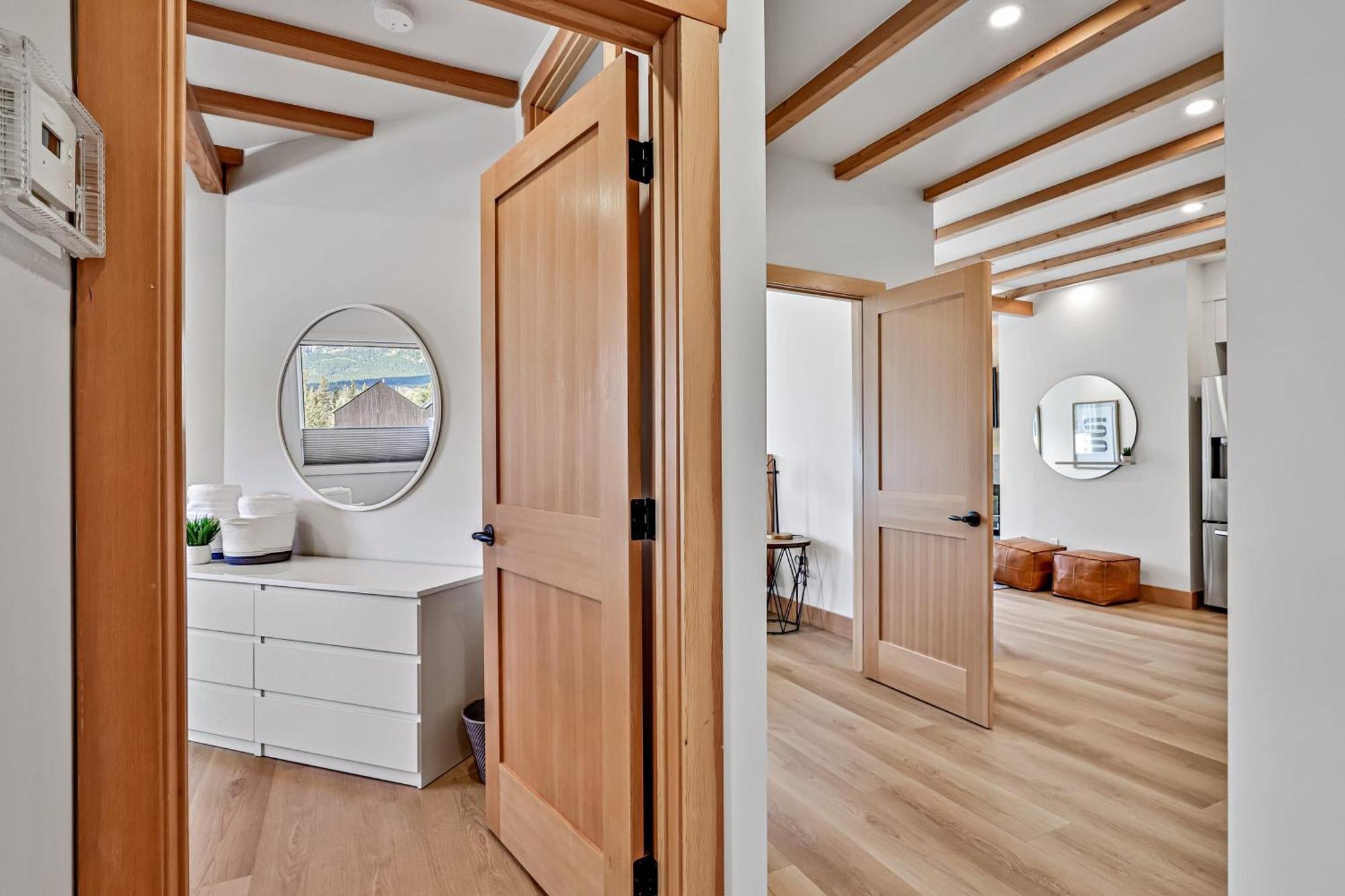 Ravens Crest Lodge - Stunning Views Perfectly Located On Main Street Canmore Extérieur photo