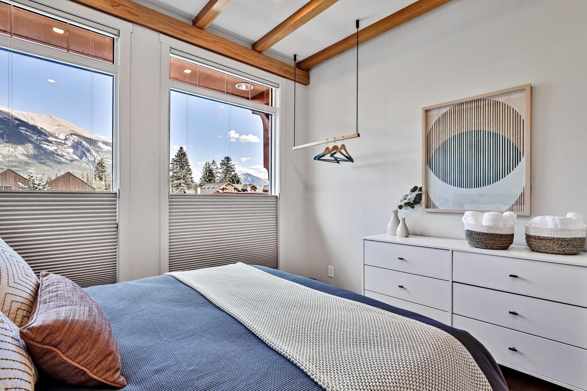 Ravens Crest Lodge - Stunning Views Perfectly Located On Main Street Canmore Extérieur photo