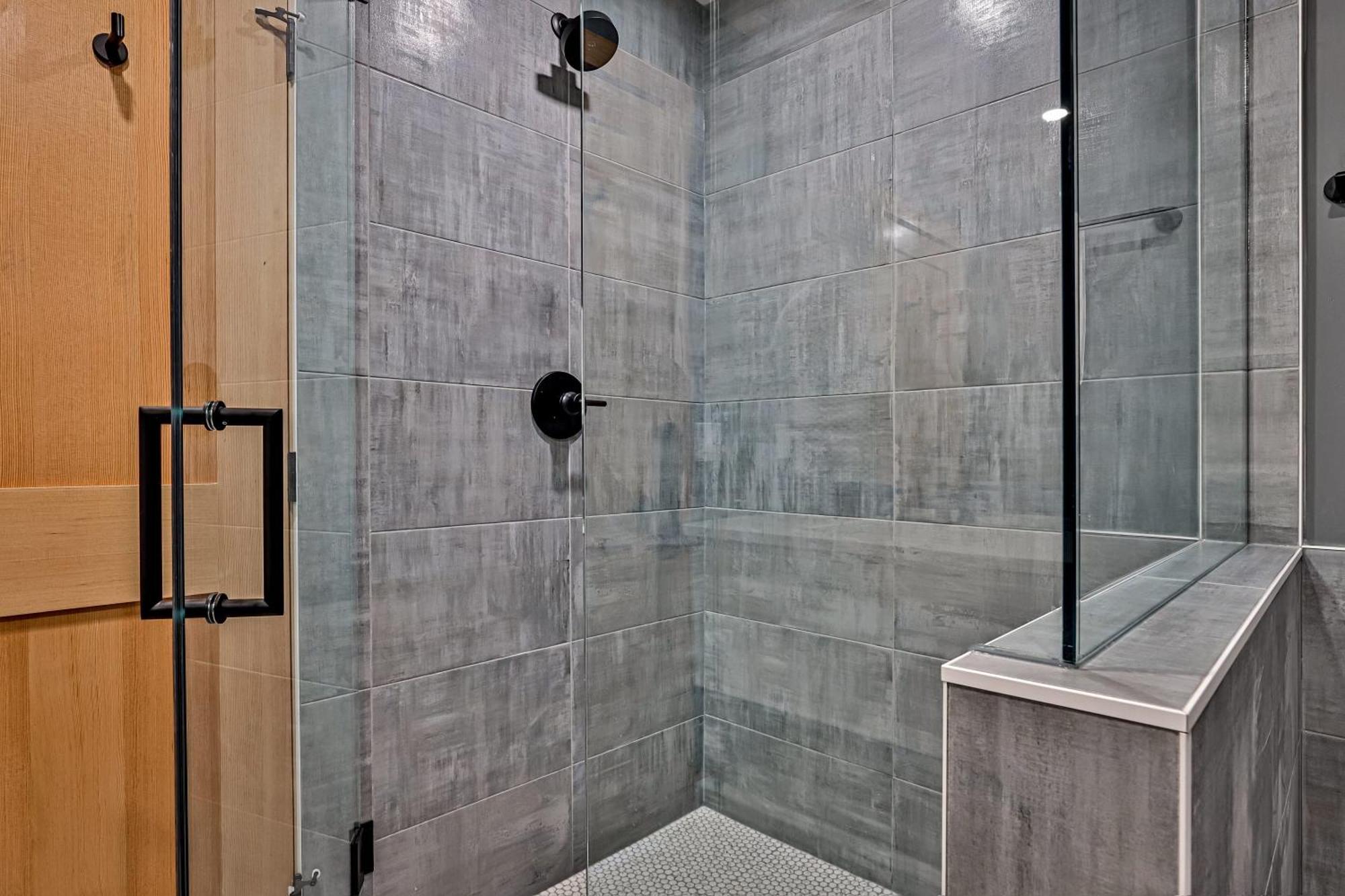 Ravens Crest Lodge - Stunning Views Perfectly Located On Main Street Canmore Extérieur photo