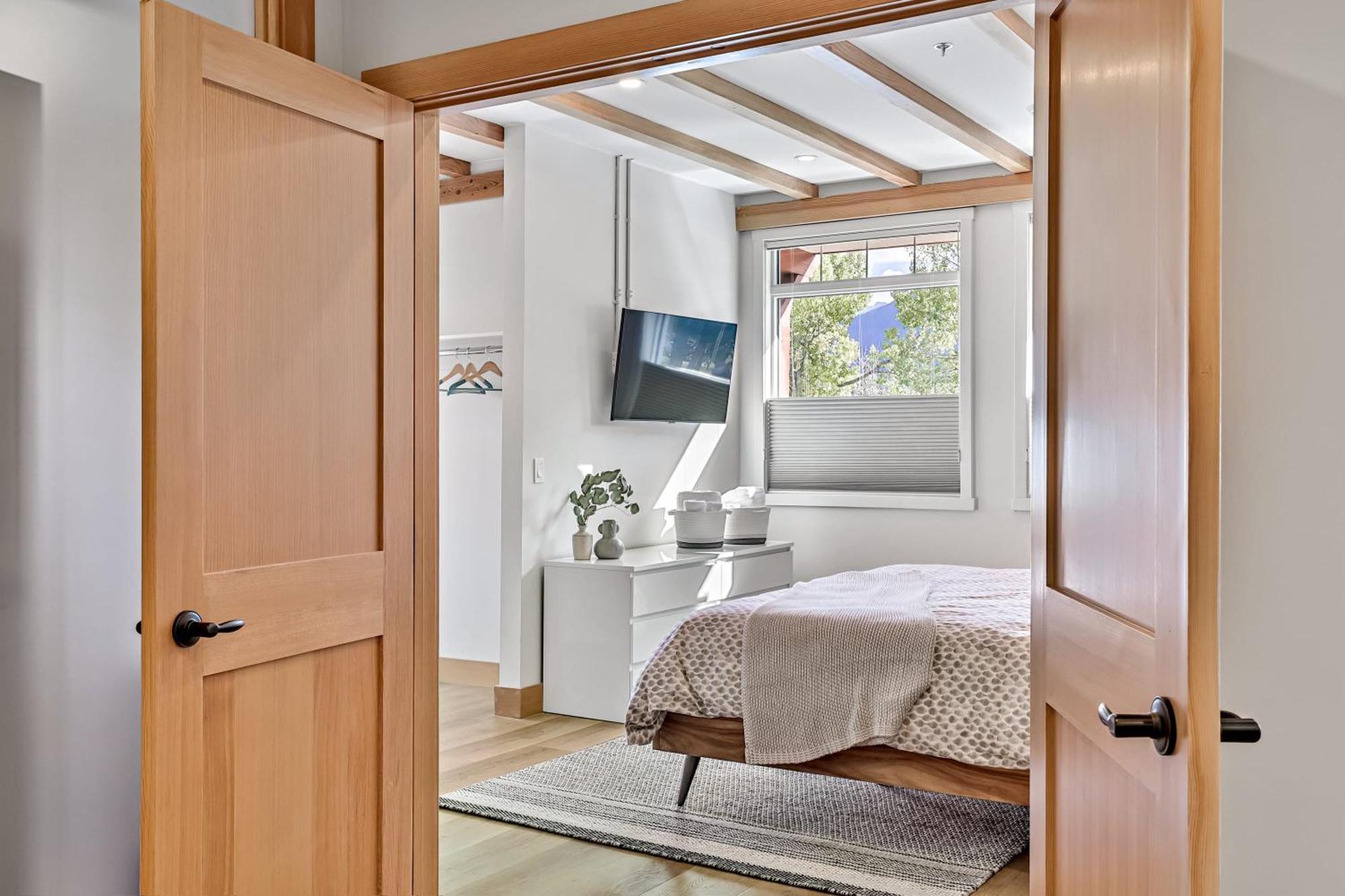 Ravens Crest Lodge - Stunning Views Perfectly Located On Main Street Canmore Extérieur photo