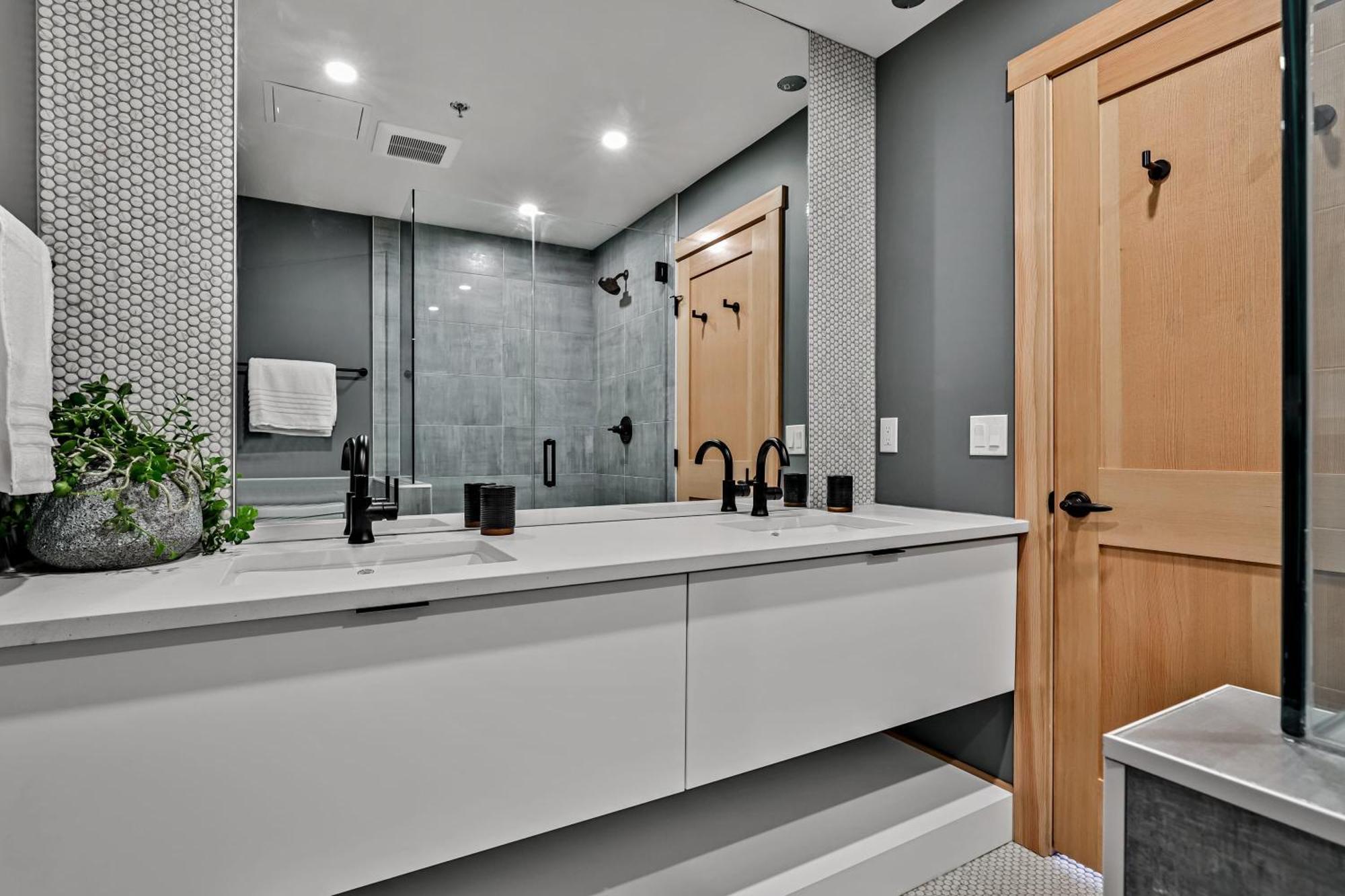 Ravens Crest Lodge - Stunning Views Perfectly Located On Main Street Canmore Extérieur photo