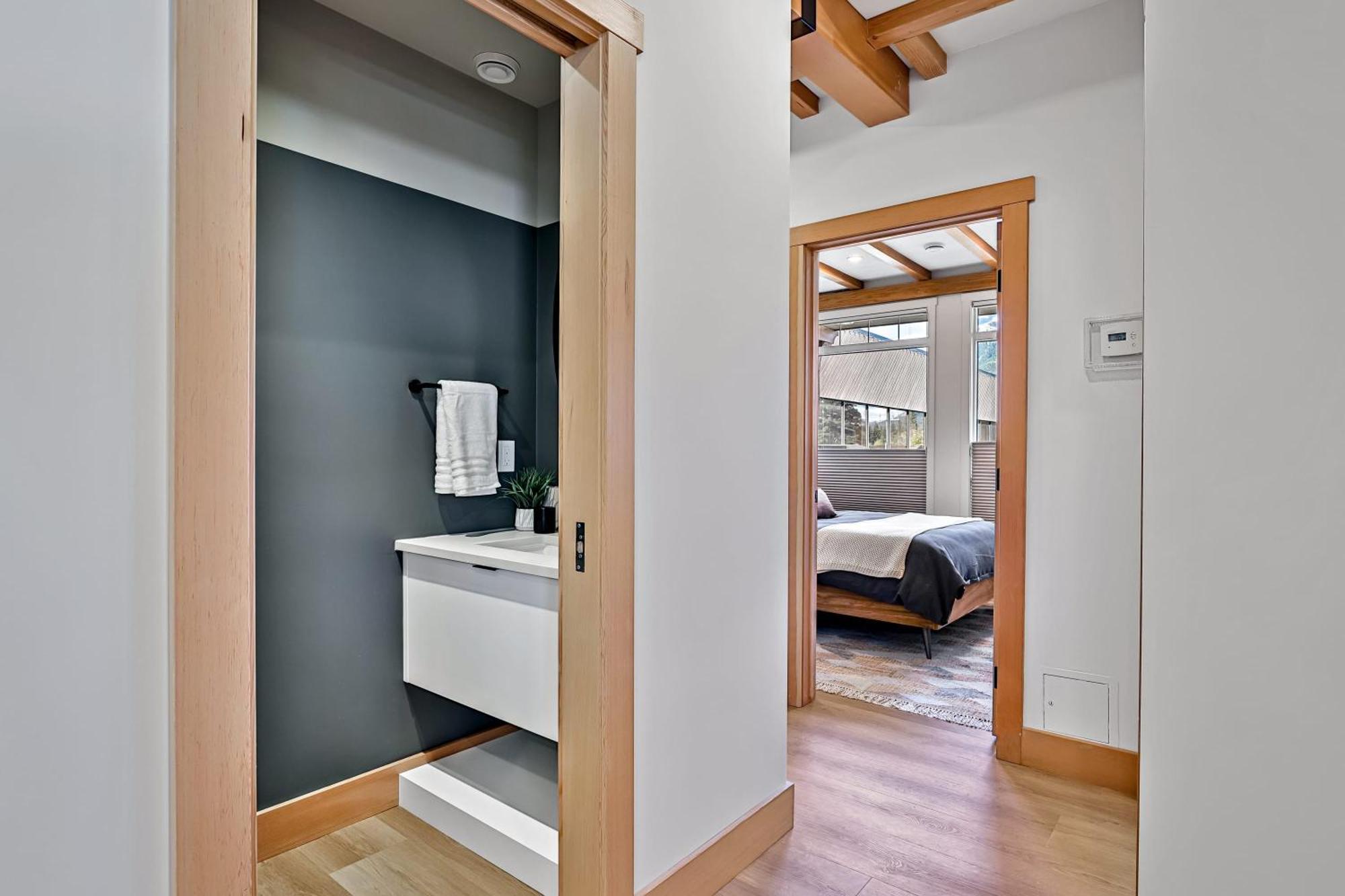 Ravens Crest Lodge - Stunning Views Perfectly Located On Main Street Canmore Extérieur photo