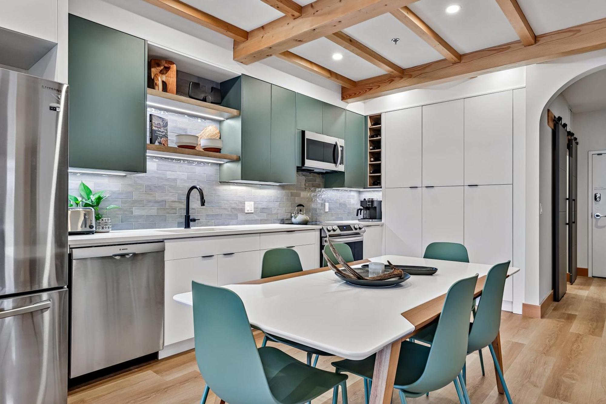 Ravens Crest Lodge - Stunning Views Perfectly Located On Main Street Canmore Extérieur photo
