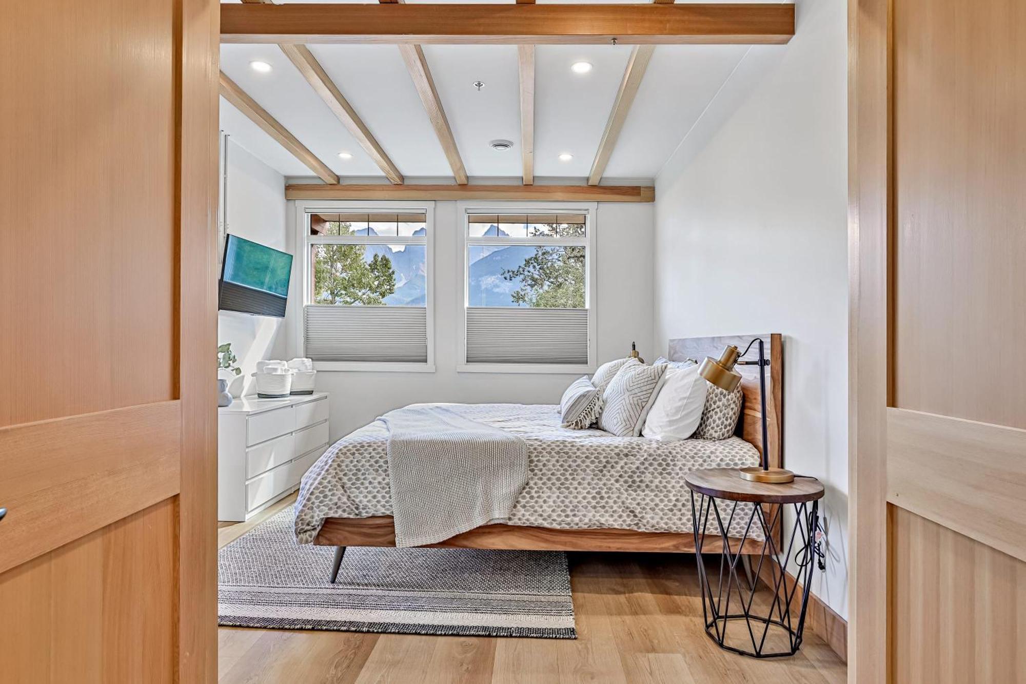 Ravens Crest Lodge - Stunning Views Perfectly Located On Main Street Canmore Extérieur photo