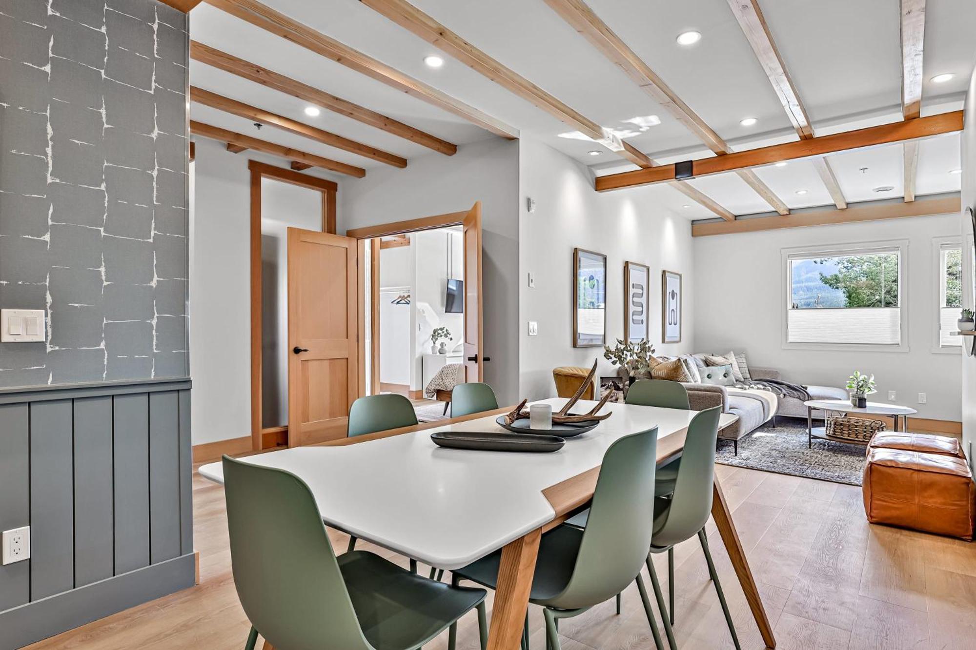 Ravens Crest Lodge - Stunning Views Perfectly Located On Main Street Canmore Extérieur photo