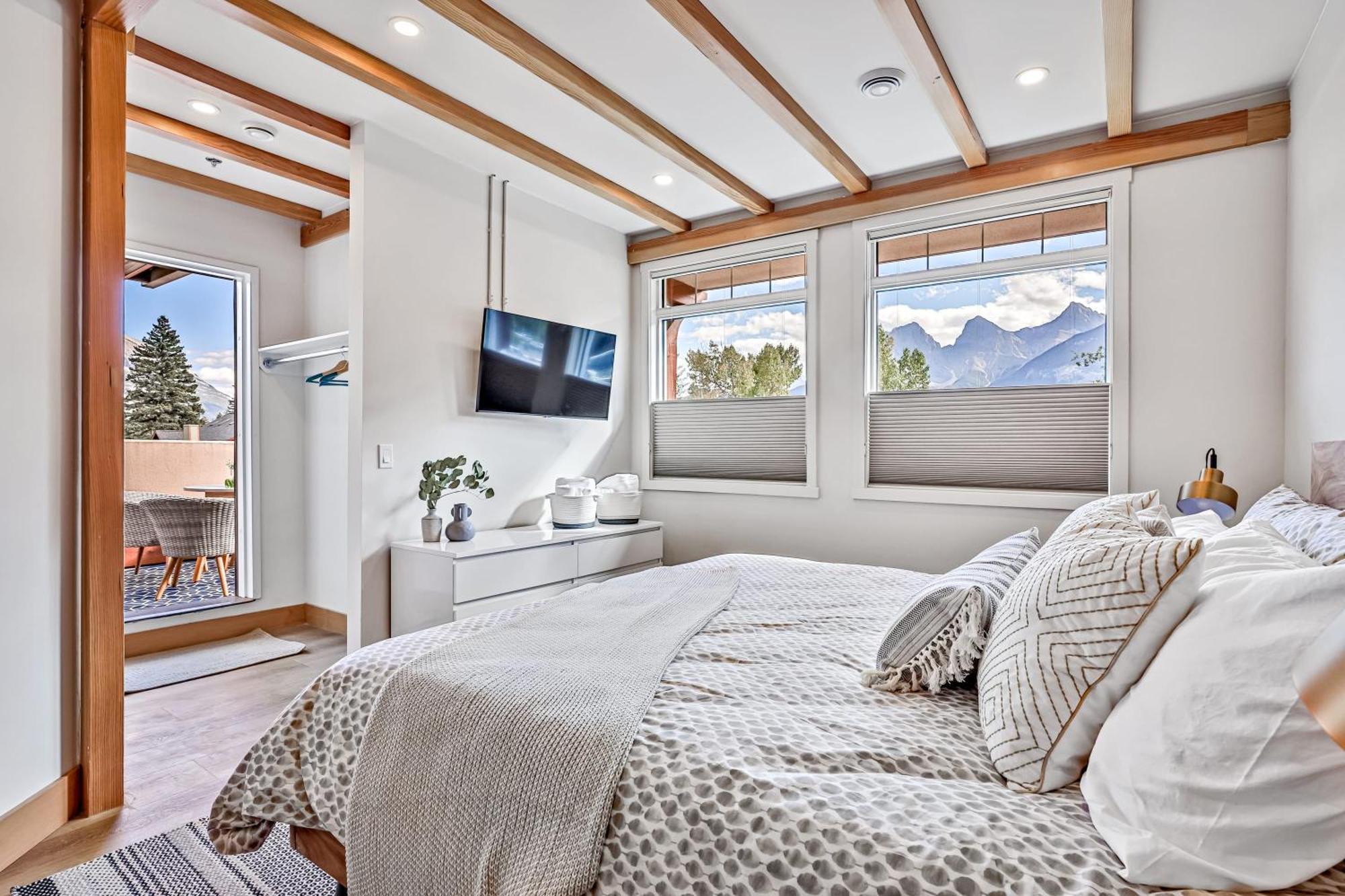 Ravens Crest Lodge - Stunning Views Perfectly Located On Main Street Canmore Extérieur photo