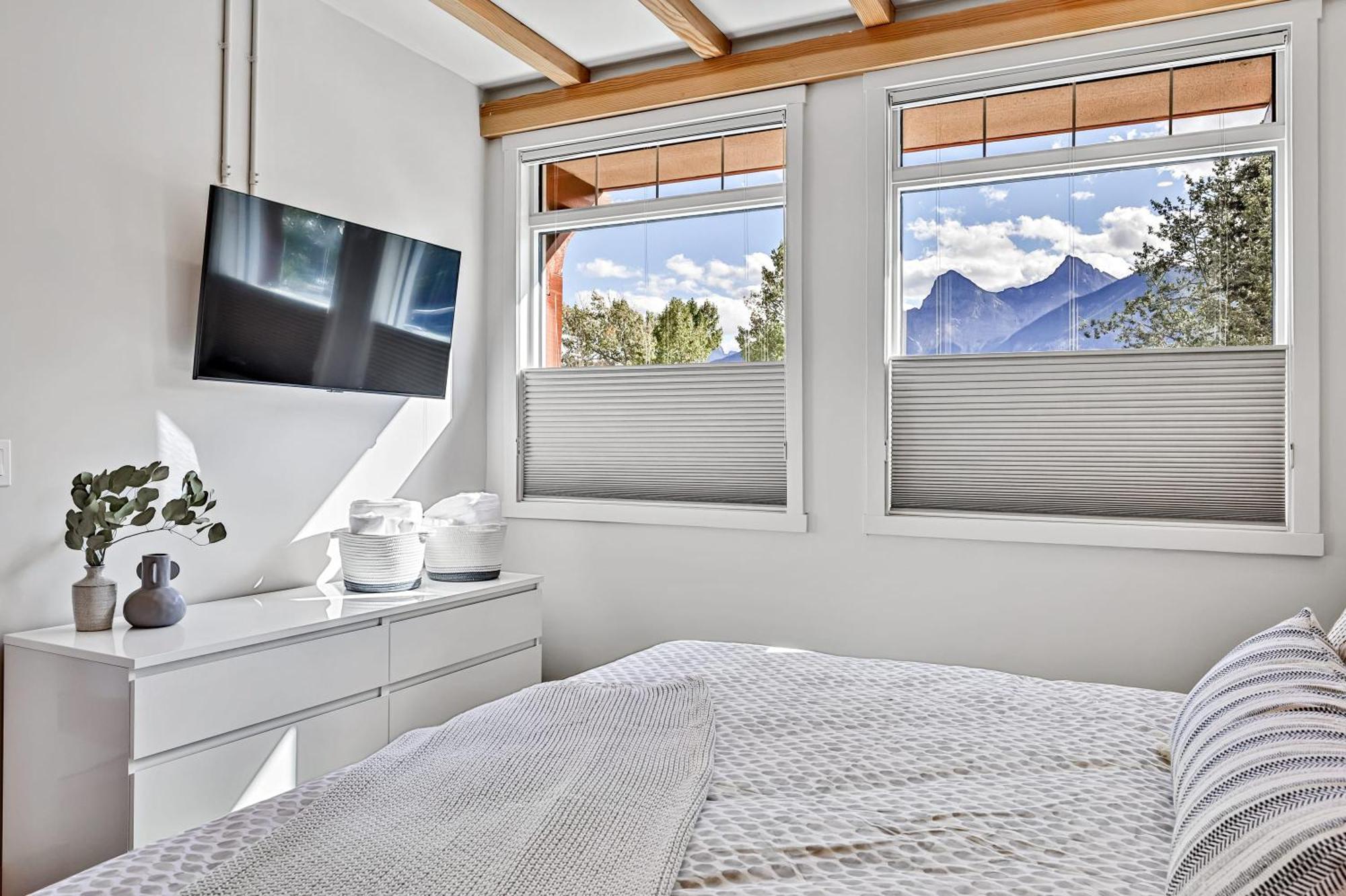 Ravens Crest Lodge - Stunning Views Perfectly Located On Main Street Canmore Extérieur photo
