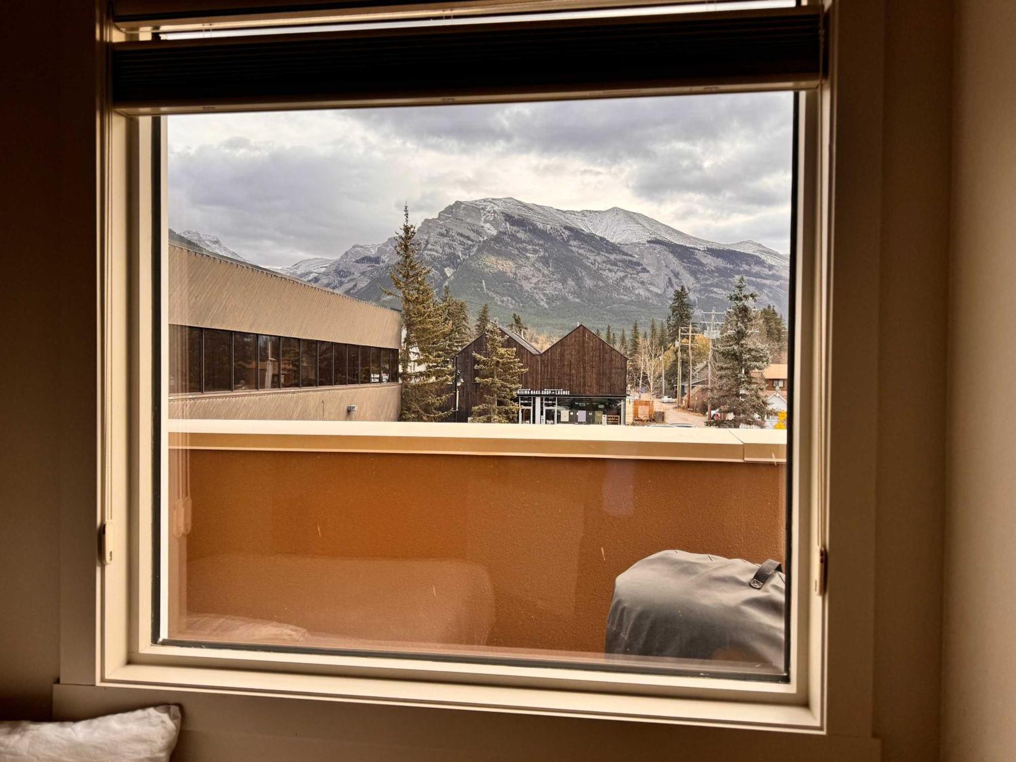 Ravens Crest Lodge - Stunning Views Perfectly Located On Main Street Canmore Extérieur photo