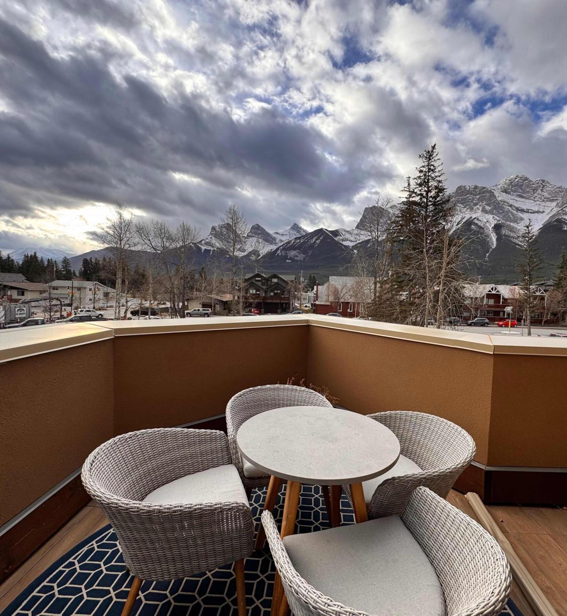 Ravens Crest Lodge - Stunning Views Perfectly Located On Main Street Canmore Extérieur photo