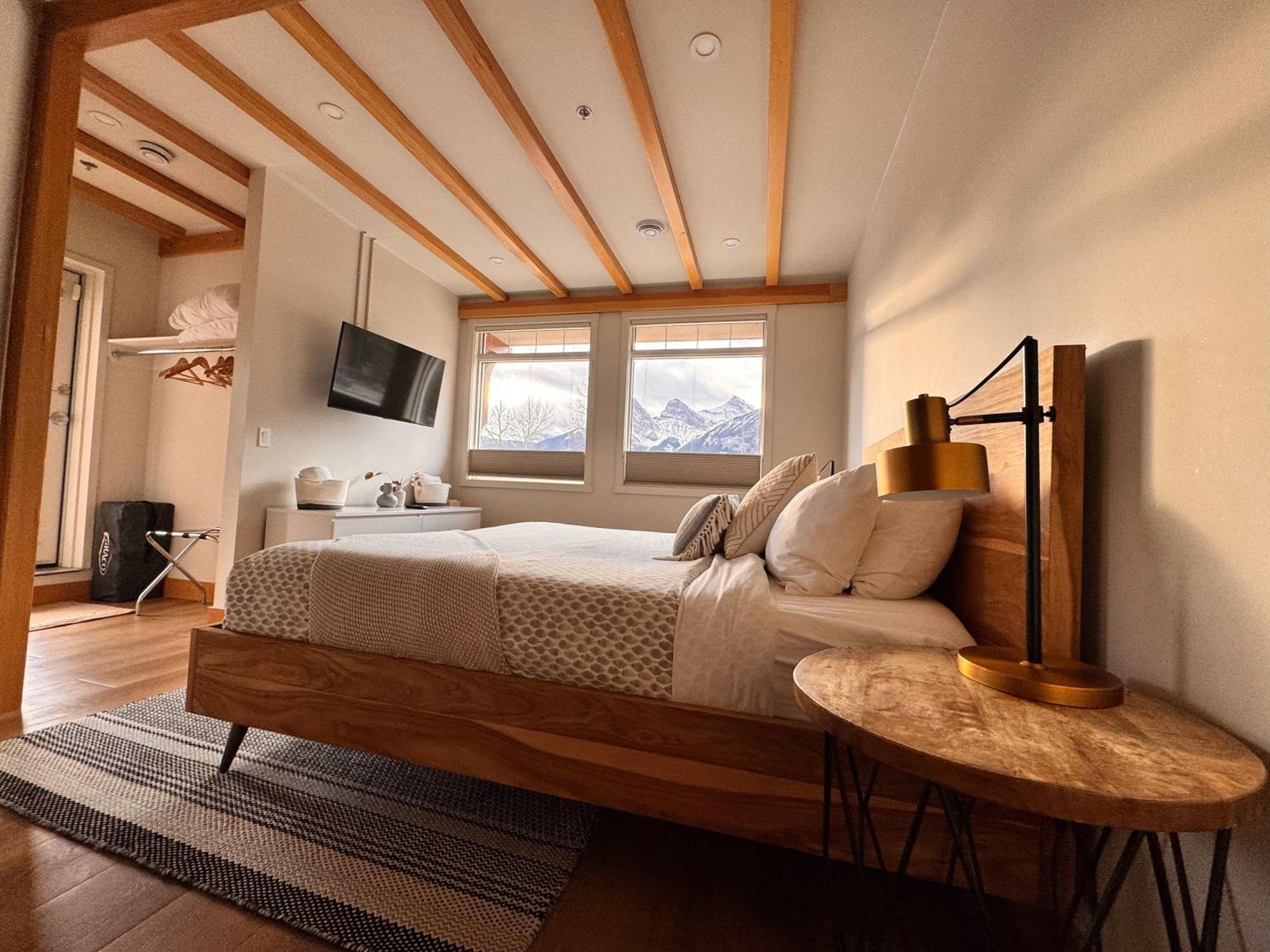 Ravens Crest Lodge - Stunning Views Perfectly Located On Main Street Canmore Extérieur photo