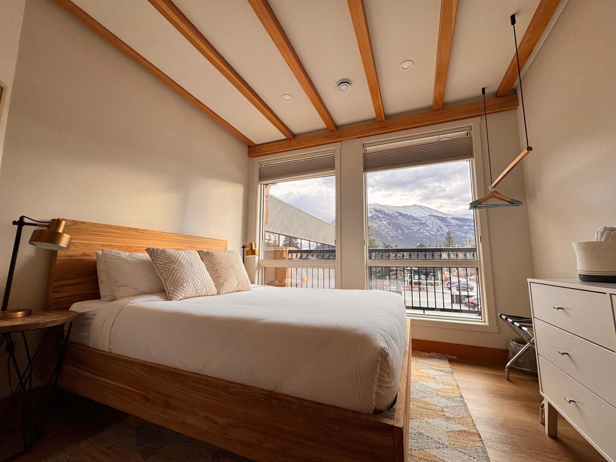 Ravens Crest Lodge - Stunning Views Perfectly Located On Main Street Canmore Extérieur photo