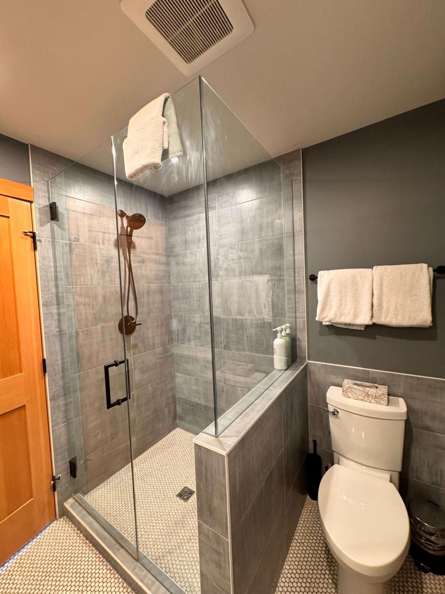 Ravens Crest Lodge - Stunning Views Perfectly Located On Main Street Canmore Extérieur photo